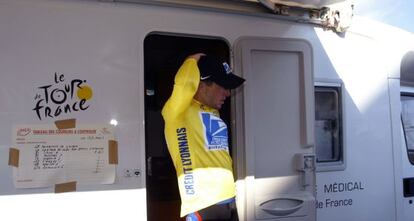 Armstrong sale del bus tras someterse a un control de dopaje en el Tour de 2003.