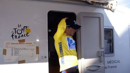 Armstrong sale del bus tras someterse a un control de dopaje en el Tour de 2003.
