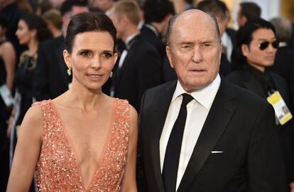 Robert Duvall, junto a su esposa, consiguiendo que una corbata resulte un soplo de aire fresco entre tanta pajarita