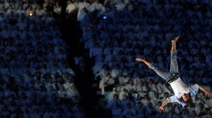 Un acróbata actúa durante la ceremonia inaugural.