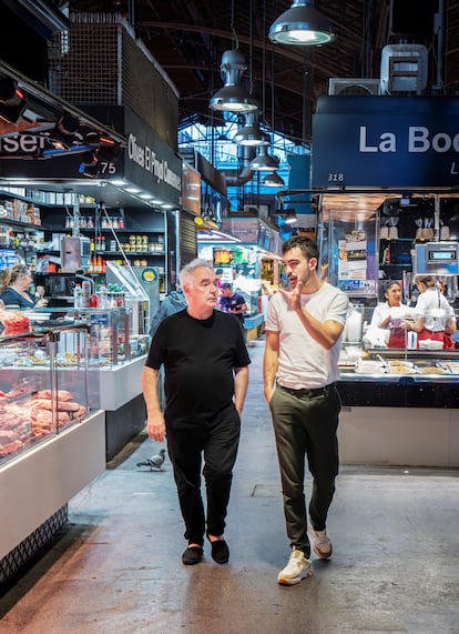 Ferran Adrià y Carlos Casillas pasean y cambian impresiones entre los puestos del mercado de La Boquería, en Barcelona.