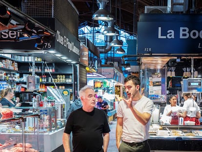 Ferran Adrià y Carlos Casillas pasean y cambian impresiones entre los puestos del mercado de La Boquería, en Barcelona.