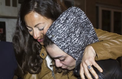 María Jimena Rico embraced by her sister in Torrox.