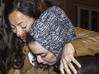 María Jimena Rico embraced by her sister in Torrox.