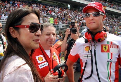 Michelle Yeoh, Jean Todt y Michael Schumacher, en el Gran Premio de Montmeló, en Cataluña, el mayo de 2007.