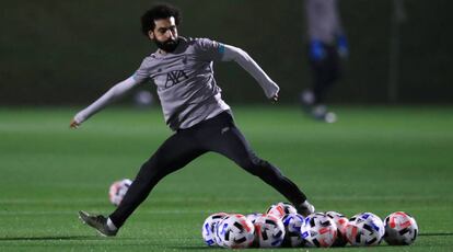 Salah se entrena en Qatar poco antes de que el Liverpool jugase contra el Aston Villa.