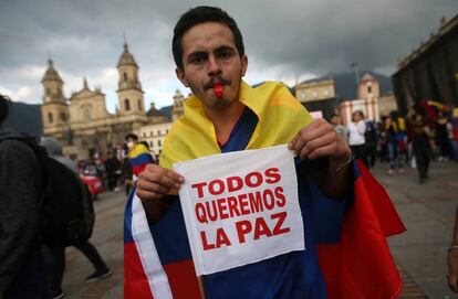 Un manifestante en la Plaza de Bolívar de Bogotá.