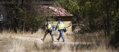 Policías en el lugar donde fue hallada una de las víctimas el pasado agosto.