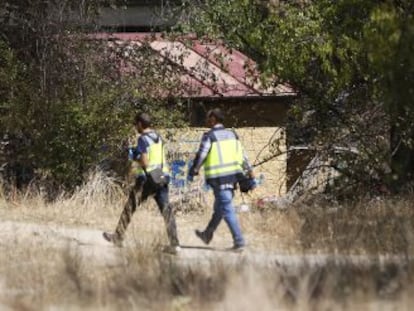 Policías en el lugar donde fue hallada la menor el pasado viernes.