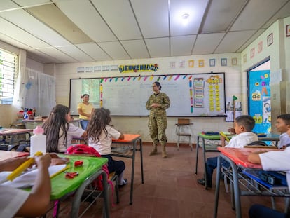 La ministra Karla Trigueros, durante un recorrido de inspección en una escuela, tras publicar su orden.