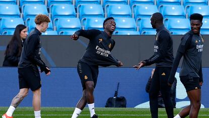 Vinicius, en el centro de la imagen del entrenamiento del Real Madrid de este martes en el Etihad.