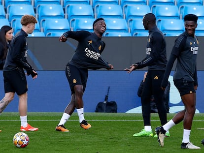 Vinicius, en el centro de la imagen del entrenamiento del Real Madrid de este martes en el Etihad.