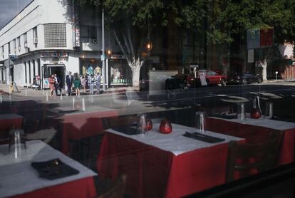 Las mesas vacías en un restaurante en Estados Unidos tras las medidas por el coronavirus.