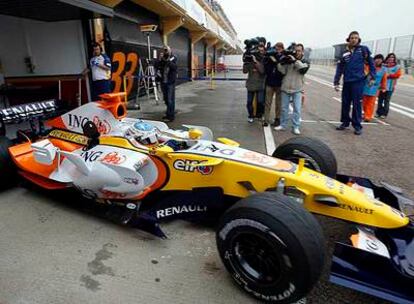Fernando Alonso y su nuevo R-28, en el Circuito Ricardo Tormo de Cheste, Valencia.
