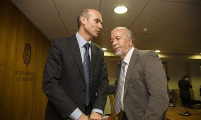 El concejal inhabilitado, Juan Seva, y el alcalde de Alicante, Miguel Valor.