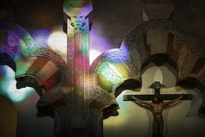 Luz filtrada a través de la vidriera del rosetón en la capilla de Villaviciosa de la Mezquita-Catedral de Córdoba.