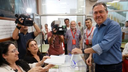 El secretario general del PSOE de Andalucía, Juan Espadas, deposita su voto para las elecciones europeas, el pasado 9 de junio en Sevilla.