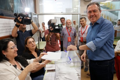 El secretario general del PSOE de Andalucía, Juan Espadas, ejerce su derecho al voto en Sevilla este domingo.