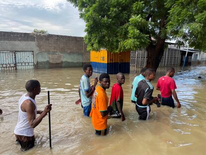 Residentes caminan por una zona inundada en Maiduguri (Nigeria), el 12 de septiembre. 