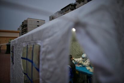 Un trabajador sanitario hace una PCR durante la cuarta ronda de pruebas masivas en toda la ciudad después de que se detectaran casos locales de la variante ómicron en Tianjin (China).