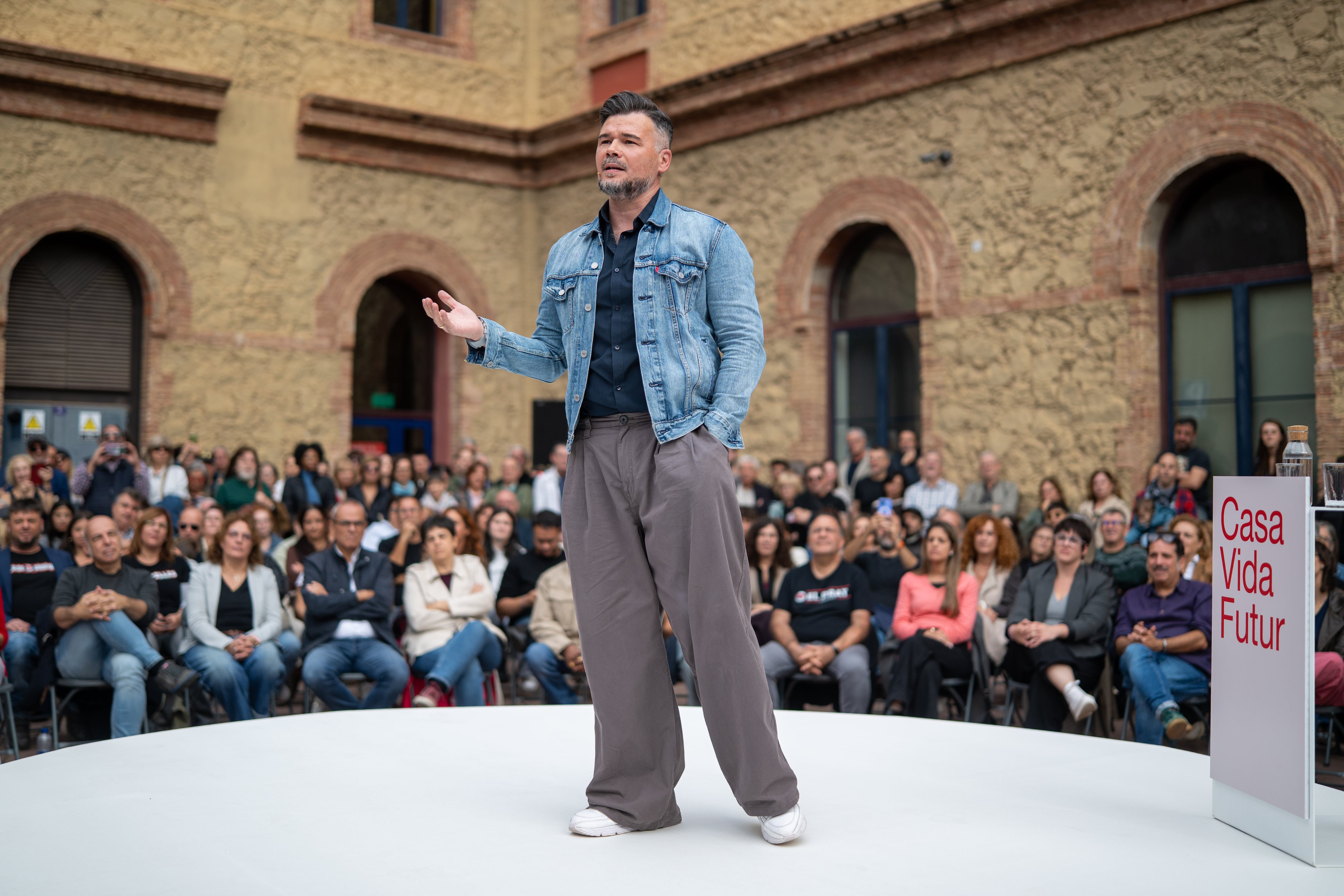 El problema del pantalón ancho de Rufián: ¿se ha ido al extremo de la tendencia?