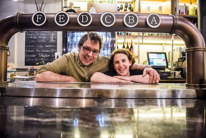 Sabino Zelaia y Lide Maguregi, en el bar especializado en cervezas Singular.