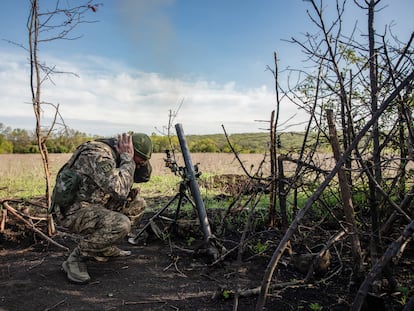 Un militar ucranio, disparando un mortero en los alrededores de la ciudad de Bajmut el 7 de mayo.