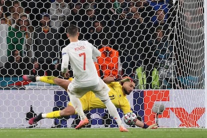 Donnarumma detiene el penalti a Morata.