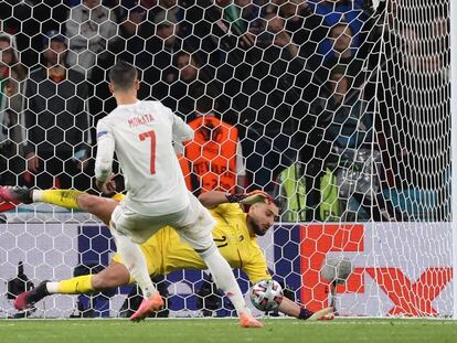 Donnarumma detiene el penalti a Morata.