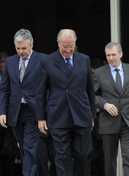De izquierda a derecha, el ministro de Finanzas belga, Didier Reynders, el rey Alberto II e Yves Leterme, en marzo pasado.