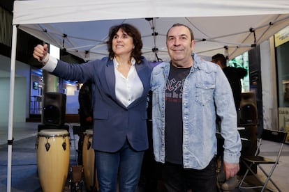 La candidata de Podemos a la presidencia de la Xunta de Galicia, Isabel Faraldo, junto a Víctor Ferreiro, número uno de Podemos en Ourense, durante el acto de cierre de campaña este viernes, en A Coruña (Galicia).