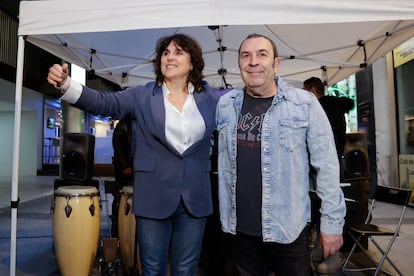 La candidata de Podemos a la presidencia de la Xunta de Galicia, Isabel Faraldo, junto a Víctor Ferreiro, número uno de Podemos en Ourense, durante el acto de cierre de campaña este viernes, en A Coruña (Galicia). 
