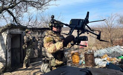 En el barrido de la lente del dron cuadricóptereo tiene un radio de 10 kilómetros. Ante la carencia de drones militares, que están siendo más bien escasos, el Ejército ucranio tira de drones comerciales con los que gana una visibilidad que le permite tener una gran precisión en el fuego de artillería.