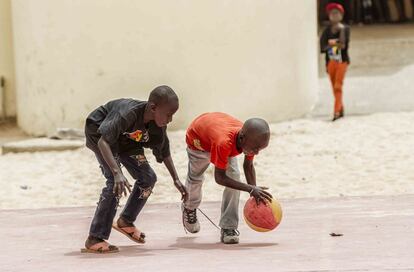 El Centro Integral de Formación de Casa España, el proyecto socioeducativo que la Federación Española de Baloncesto está desarrollando en Dakar, impulsa que los niños reciban educación a la vez que practican este deporte.