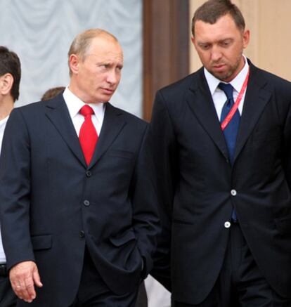 Vladímir Putin junto a Oleg Deripaska, en septiembre de 2008.