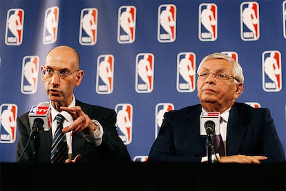 David Stern, el comisionado de la NBA, ofreció su versión en la rueda de prensa posterior al encuentro con los representantes de los jugadores en Nueva York. En la imagen, acompañado a su izquierda por el diputado del organismo, Adam Silver.