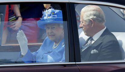 La reina Isabel y el pr&iacute;ncipe Carlos, saliendo del palacio de Buckingham.