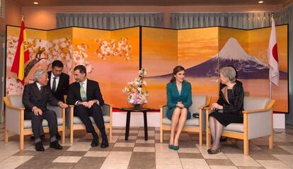 El emperador japonés Akihito y su mujer, la emperatriz Michiko, conversan con el rey Felipe VI y la reina Letizia, respetivamente, en el santuario Sengen de Shizuoka (Japón).
