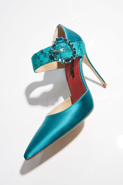 También conocido como azul egipcio, el opulento color funciona especialmente en accesorios, como este zapato con hebilla de CH Carolina Herrera (295 €), o trajes de fiesta.