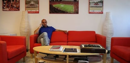 Monchi, subdirector deportivo del Sevilla, en su despacho hace unos d&iacute;as.