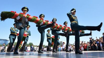 Kirguistán y otras ex repúblicas soviéticas celebran también el 74 aniversario de la victoria de la Unión Soviética sobre la Alemania nazi. En la foto, soldados de la guardia de honor kirguises depositan una ofrenda floral en el monumento de la Llama Eterna durante las celebraciones del Día de la Victoria en Bishkek (Kirguistán) el 9 de mayo de 2019.