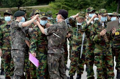 Soldados del Ejército de Corea del Sur se protegen con mascarillas como precaución, tras la alarma sobre el brote del virus (MERS), Síndrome Respiratorio de Oriente Medio.