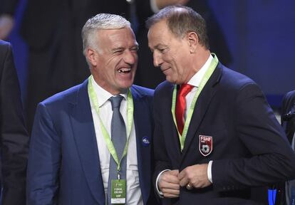 Didier Deschamps, seleccionador de Francia y Gianni de Biasi, seleccionador de Albania, se echan una risas después del sorteo. Albania y Francia han acabado en el mismo grupo.