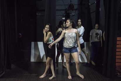 Miriam y Camila Ruiz se preparan para el último ensayo general, la misma tarde de la función. Aunque ya han representado la obra algunas veces, los nervios se mantienen. "Para mí es lo más importante ese día. Feliz de bailar una vez más”, dice MIriam.