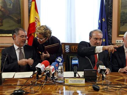 Los ministros de Justicia y de Economía, Mariano Bermejo y Pedro Solbes, en la firma del acuerdo.