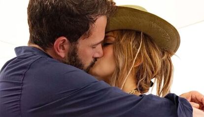 Jennifer Lopez oficializó en Instagram su relación con Affleck con esta fotografía.