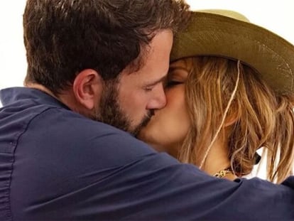 Jennifer Lopez oficializó en Instagram su relación con Affleck con esta fotografía.
