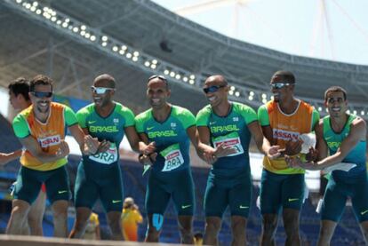 Diogo Jerônimo, Gustavo Araújo, Daniel Silva e Felipe Gomes formaram o quarteto que conquistou o ouro no revezamento 4x100m livre na modalidade T11/13 (para deficientes visuais) do atletismo. Guias Heitor Oliveira e Jonas Silva também foram parte importante dessa vitória.