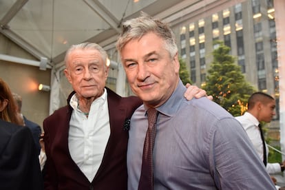 Joel Schumacher y Alec Baldwin, en una imagen de 2017.