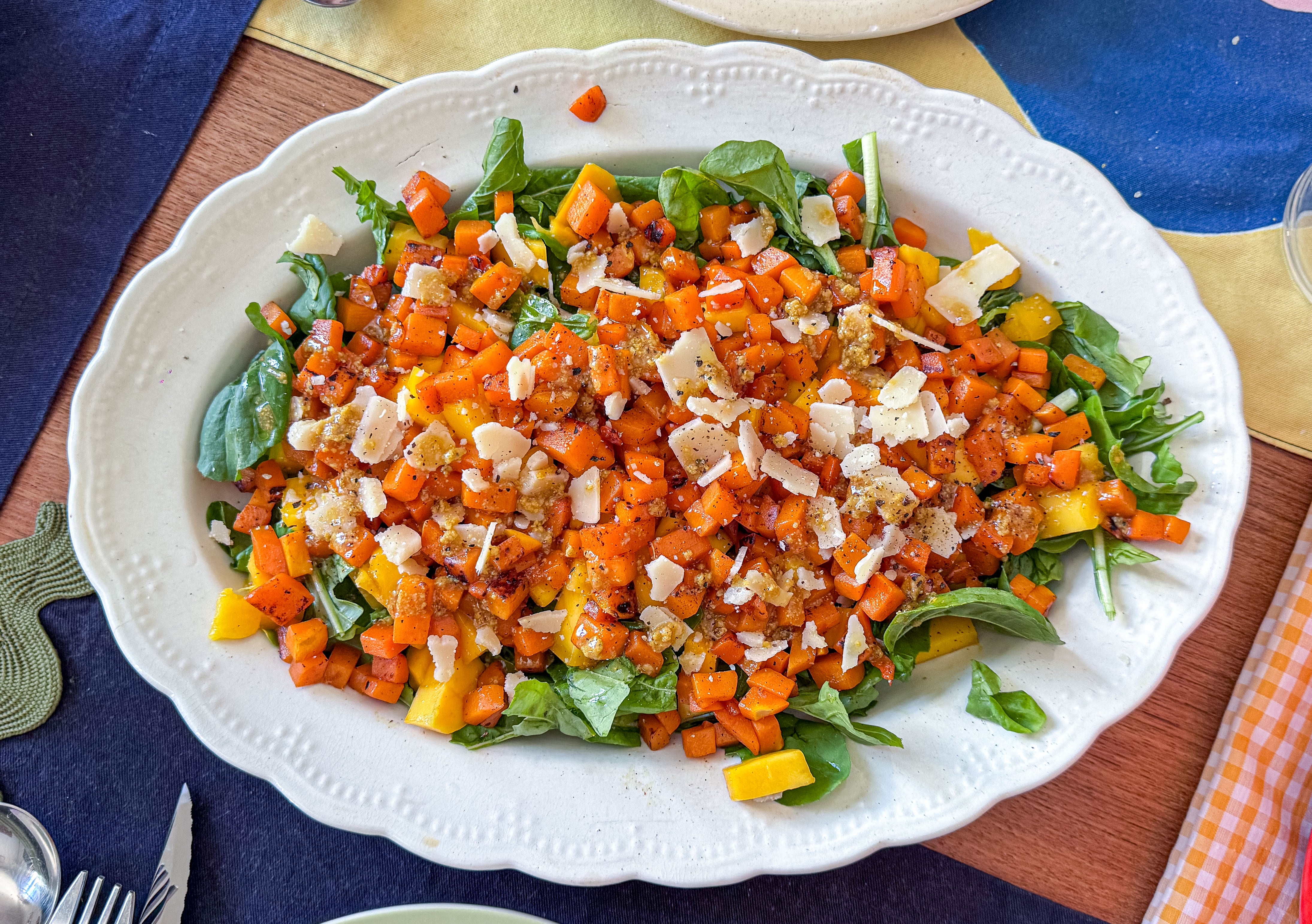 Ensalada templada de calabaza, mango y rúcula